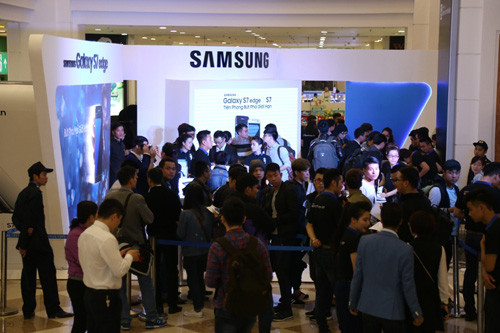 Galaxy S7 “cháy hàng” tại Việt Nam, Samsung ưu tiên phân phối thêm 5000 chiếc.